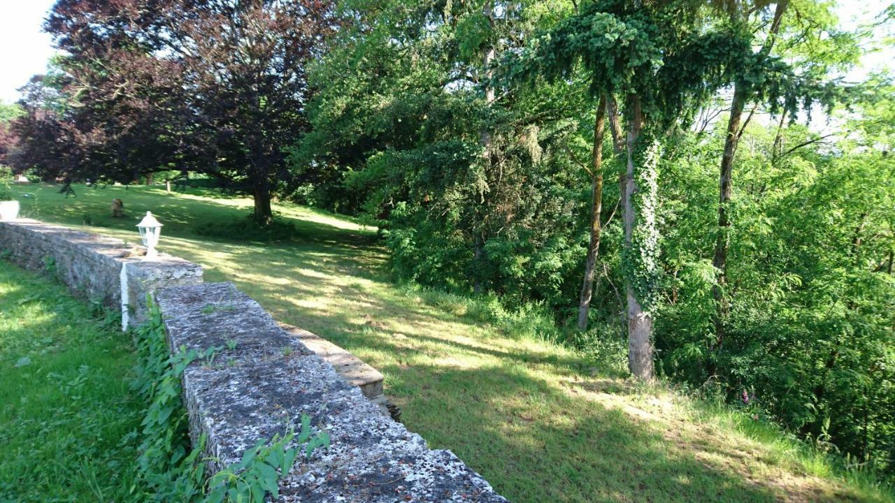 Chassenon Pierre Deluen Domaine De La Grange De Quaire Bed & Breakfast エクステリア 写真